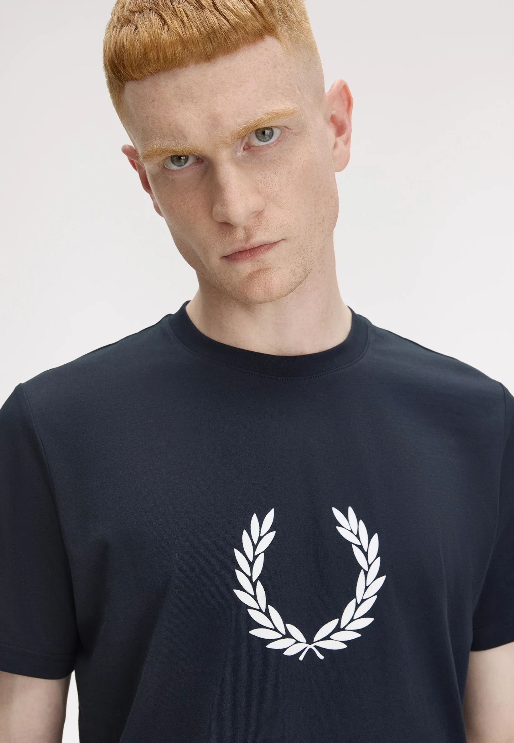 Fred Perry - Flocked Laurel Wreath Graphic Navy - T-Shirt - Image 2